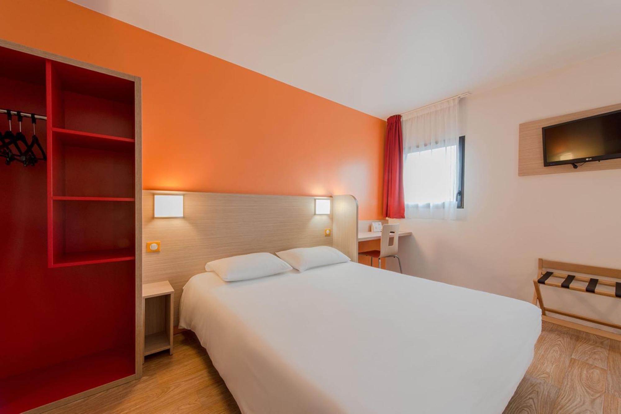 Première Classe La Rochelle Centre - Les Minimes Hotel 2*